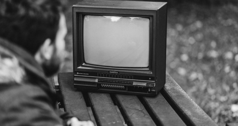 Jeune homme regardant premiers ecran tv